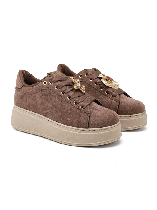 Sneaker platform ISABAC in ecopelle scamosciata con suola beige e dettagli gioiello sui lacci.

Dettagli prodotto
• Made in China
• Materiali: Vegano (Materiali sintetici)