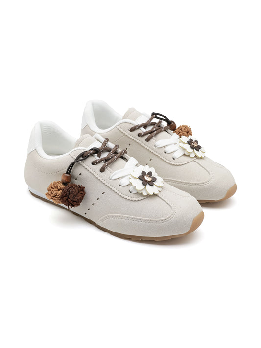 Sneaker ISABAC in ecopelle dettagli floreali ricamati e applicazioni a pompon sui lati.

Dettagli prodotto
• Made in China
• Materiali: Vegano (Materiali sintetici)