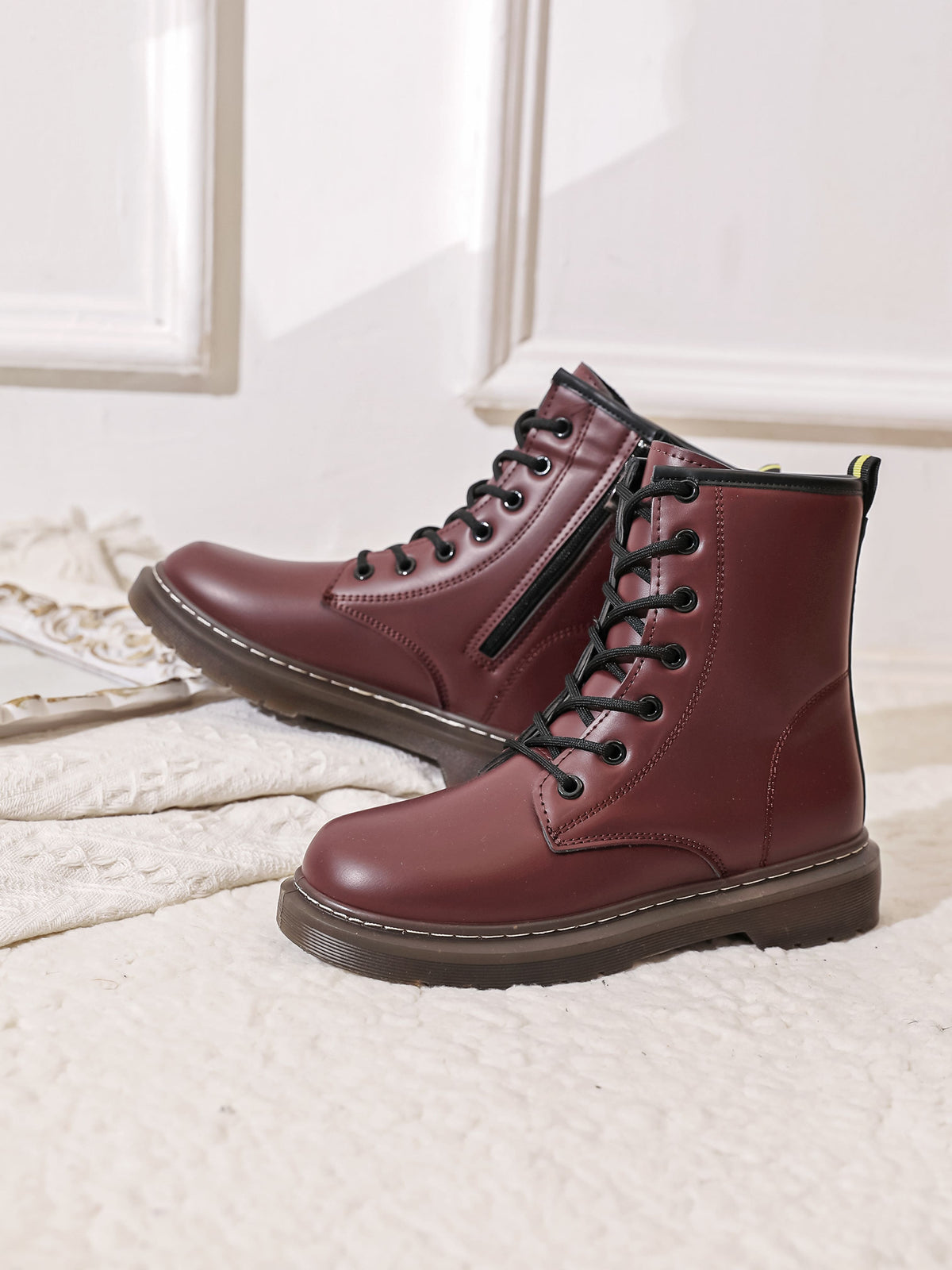Combat boots anfibi in ecopelle, lacci frontali, suola nera in gomma.

Dettagli prodotto
• Made in China
• Materiali: Vegano (Materiali sintetici)