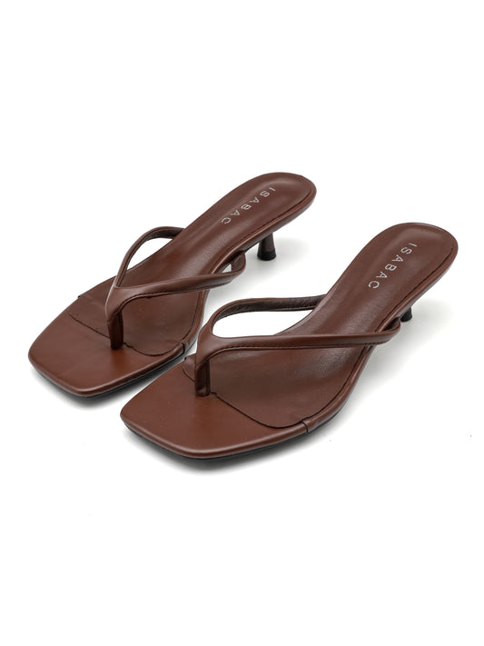 Sandalo ISABAC con tacco, design a infradito, punta squadrata e sottili cinturini in ecopelle.

Dettagli prodotto
• Made in China
• Materiali: Vegano (Materiali sintetici)