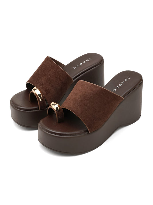 Sandalo platform ISABAC in ecopelle scamosciata, punta aperta, zeppa e dettaglio anello dorato sul cinturino.

Dettagli prodotto
• Made in China
• Materiali: Vegano (Materiali sintetici)