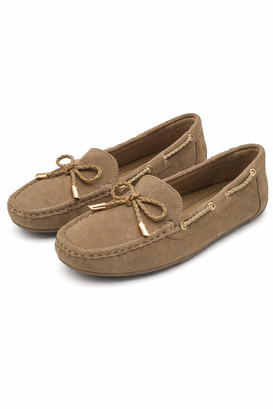 Mocassino ISABAC in ecocamoscio con fiocchi decorativi e cuciture a rilievo.

Dettagli prodotto
• Made in China
• Materiali: Vegano (Materiali sintetici)