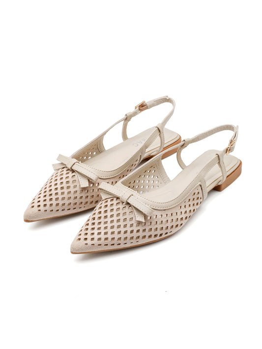 Ballerine slingback ISABAC in ecopelle, punta affusolata, motivo traforato e piccoli fiocchi decorativi sul davanti.

Dettagli prodotto
• Made in China
• Materiali: Vegano (Materiali sintetici)