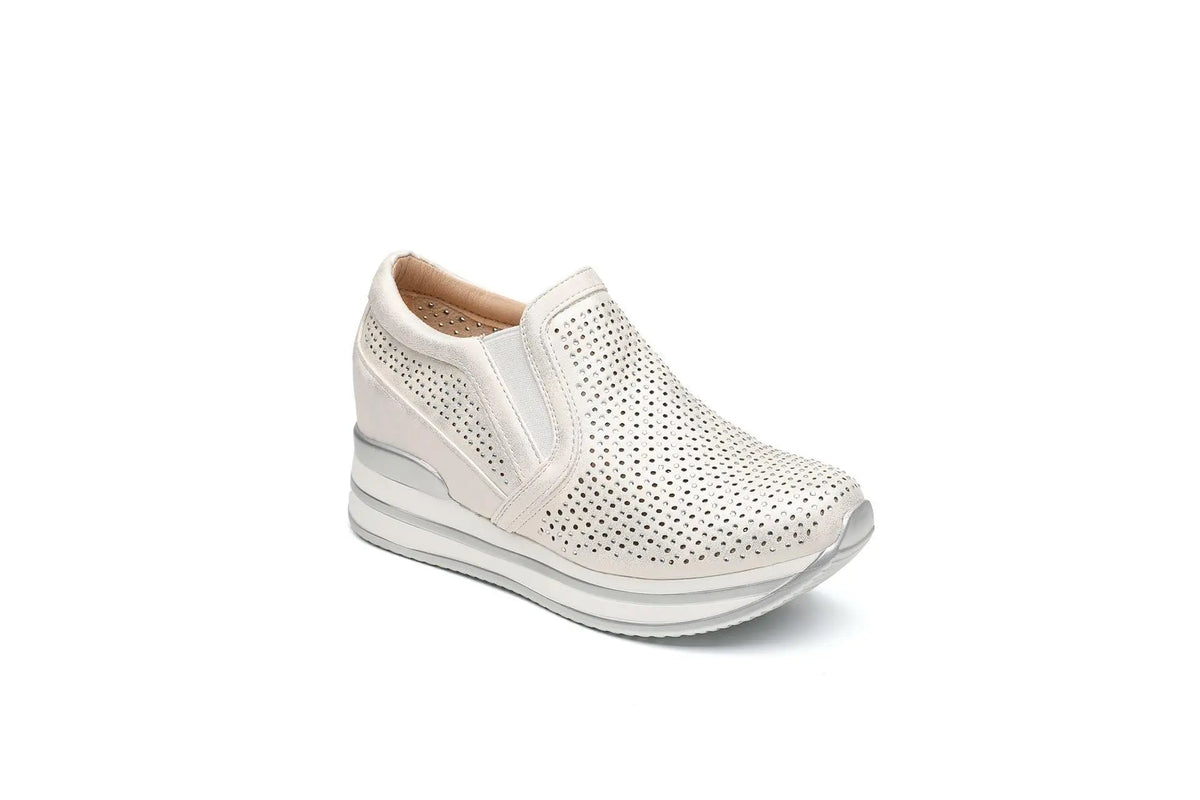 Sneakers slip-on ISABAC con suola spessa bicolore e tomaia  in pelle vegana metallizzata traforata. Fasce elastiche facilitano la calzata.


Dettagli prodotto
• Made in China
• Materiali: Vegano (Materiali sintetici)