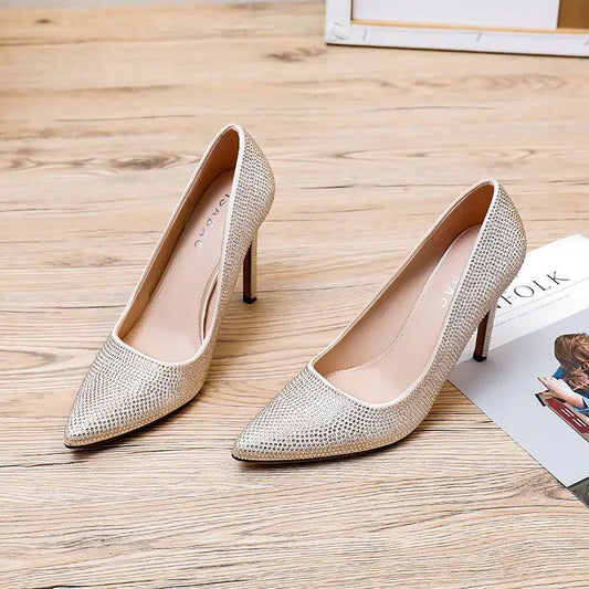 Décolleté a punta ISABAC, realizzate in tessuto satin con dettagli scintillanti strass.

Altezza tacco: 10cm


Dettagli prodotto
• Made in China
• Materiali: Vegano (Materiali sintetici)