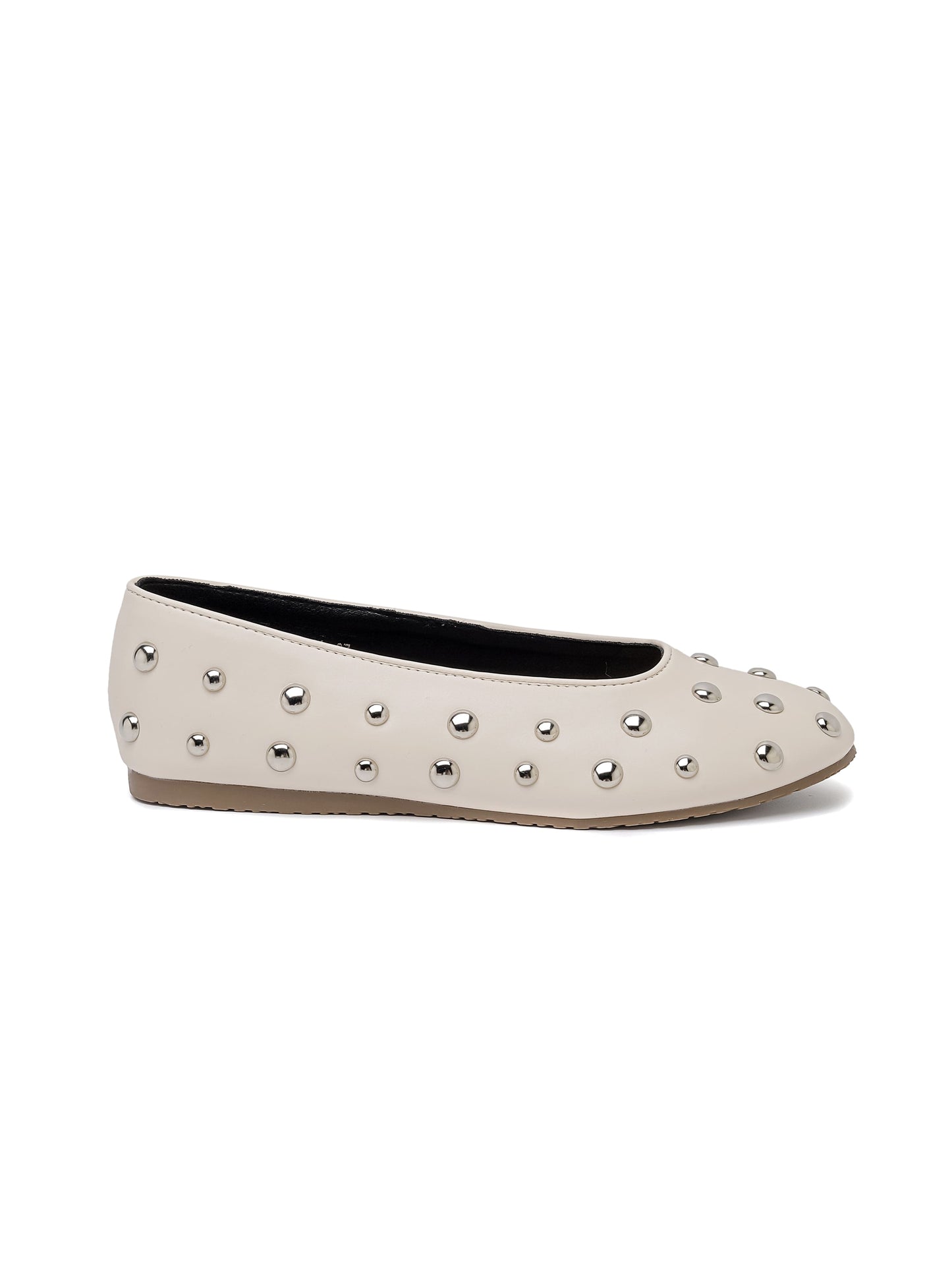 Ballerine in ecopelle adornato da borchie metallizzate per un tocco di moderna eleganza.