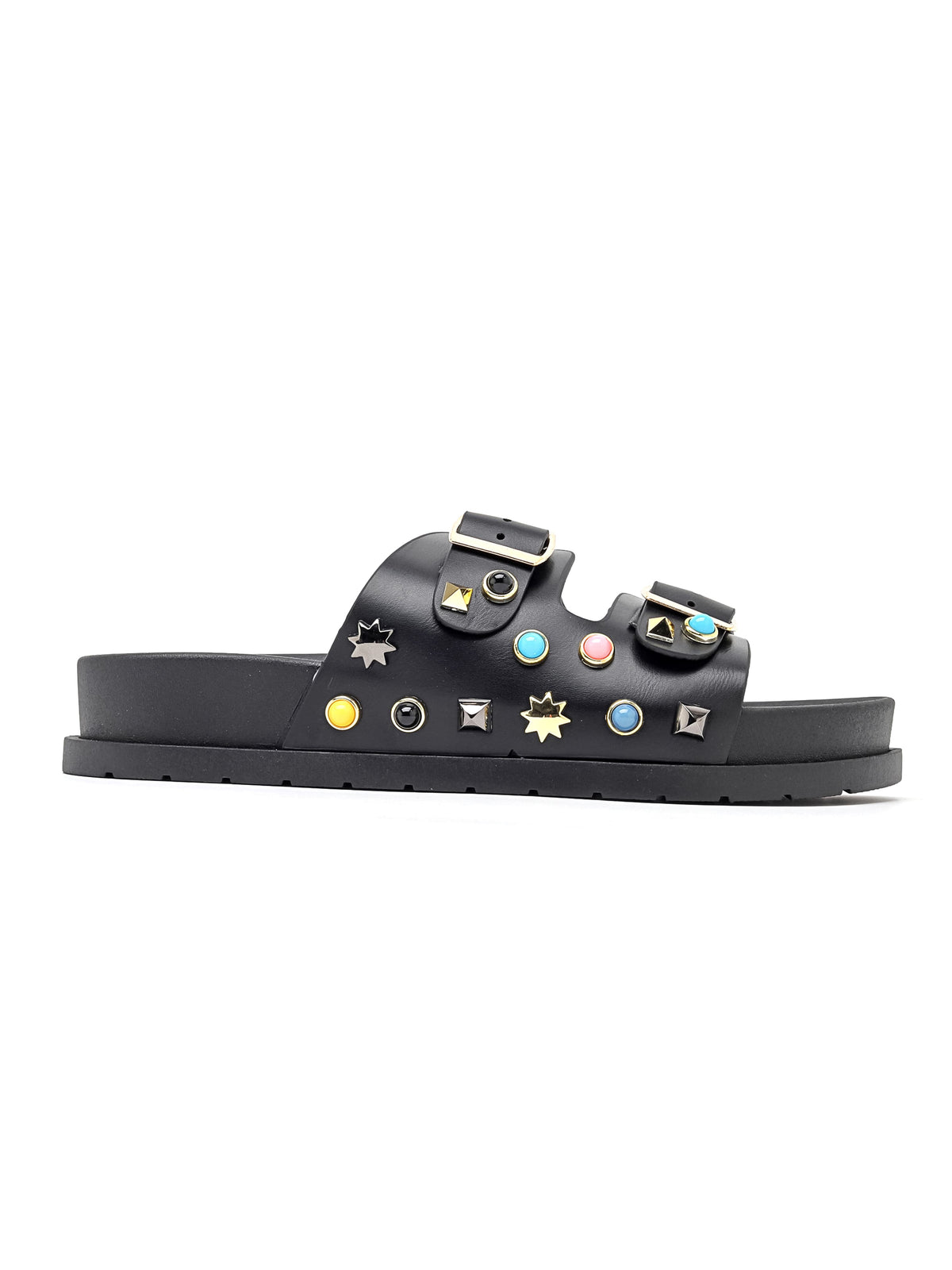 Sandali con accessori da decorazione con stelle colorate e borchie.