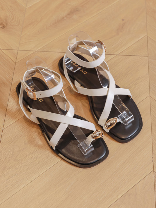 Sandali donna ISABAC, tomaia a listini, cinturino alla caviglia, suola nera a contrasto.

Dettagli prodotto
• Made in China
• Materiali: Vegano (Materiali sintetici)