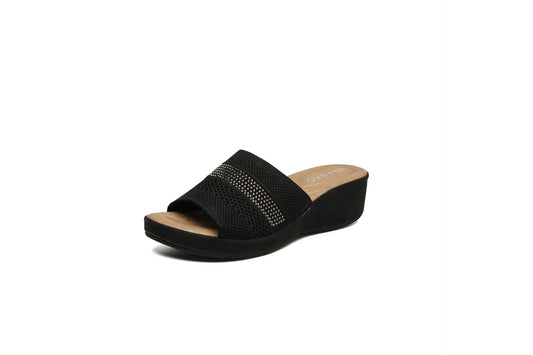 Sandalo slip-on nero ISABAC con tacco a zeppa e fascia traforata con dettagli strass.


Dettagli prodotto
• Made in China
• Materiali: Vegano (Materiali sintetici)